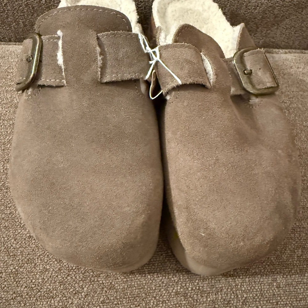Cushionaire Tan Suede 6.5 Clogs with Buckle - Picture 2 of 5